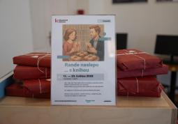 Fotogalerie Rande naslepo s knihou 2025 - galerie