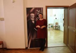 2016 – Petra Rašková in front of the exhibition on Antonín Dvořák