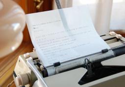 psací stroj M.H. s rozpracovaným textem