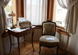 křeslo, lampa, psací stůl a stroj Miroslava Horníčka