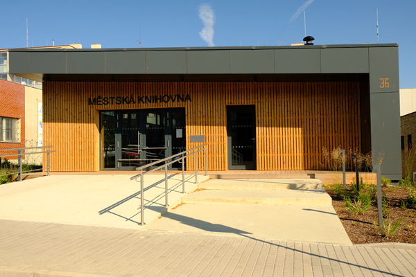 Pohled na hlavní vchod z ulice Topolská (Foto: Iva Džbánková)