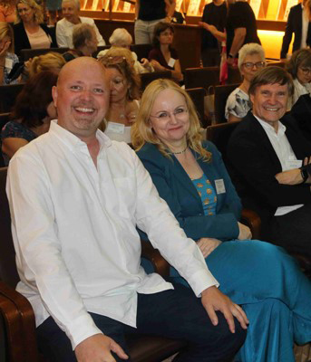 B. Skučková ve společnosti R. Giebische, předsedy SKIP, a V. Richtera, ředitele Knihovnického institutu, na zahájení celostátního semináře knihovníků muzeí a galerií v roce 2023 (Foto: archiv KK AMG)